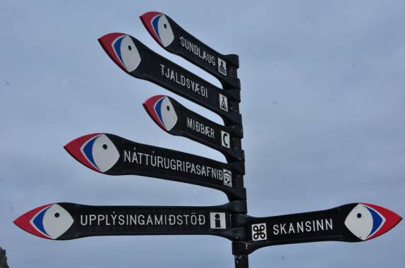 Placas indicativas no formato de puffins, no centro de Vestmannaeyjum, na ilha de Heimaey, no sul da Islândia